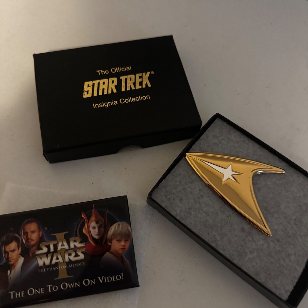 The Official Star Trek Insignia Collection Command Badge Gold Tone Pin with Box
